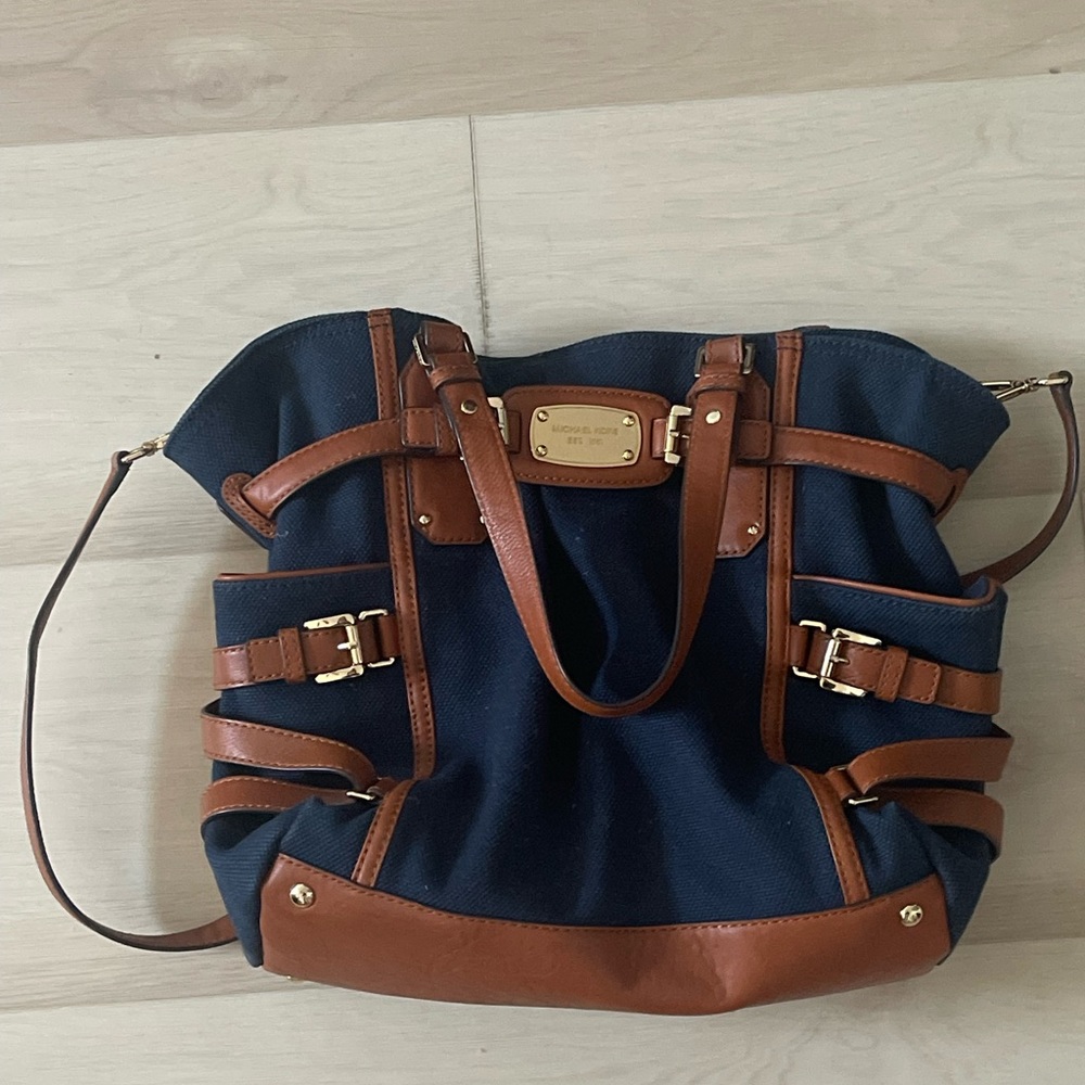 Micheal Kors Navy blue khaki bag w/camel straps